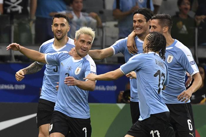 Los jugadores de Uruguay en el partido con Ecuador, el 16 de junio, en el estadio Mineirao, Belo Horizonte, Brasil. · Foto: Luis Acosta, AFP
