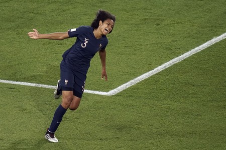 La jugadora francesa Wendie Renard, durante el campeonato mundial de fútbol femenino.
· Foto: Kenzo Tribouillard / AFP La jugadora francesa Wendie Renard, durante el campeonato mundial de fútbol femenino.
· Foto: Kenzo Tribouillard / AFP