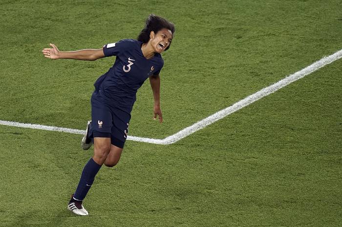 La jugadora francesa Wendie Renard, durante el campeonato mundial de fútbol femenino.

 · Foto: Kenzo Tribouillard / AFP