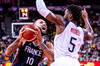 Evan Fournier, de Francia, y Donovan Mitchell, de Estados Unidos, ayer, en Dongguan, China.
Evan Fournier, de Francia, y Donovan Mitchell, de Estados Unidos, ayer, en Dongguan, China.