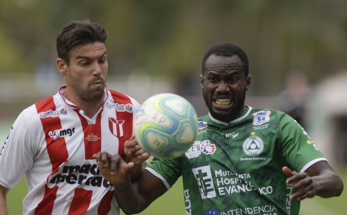 Gonzalo Viera, de River Plate, y Cecilio Waterman, de Plaza, ayer en el Parque Federico Omar Saroldi. · Foto: Sandro Pereyra