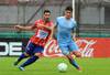 Mario Zipitria, de Cantral Español, y Oscar Piriz, de Torque, ayer, en el estadio Centenario. · Foto: Federico Gutiérrez Mario Zipitria, de Cantral Español, y Oscar Piriz, de Torque, ayer, en el estadio Centenario. · Foto: Federico Gutiérrez