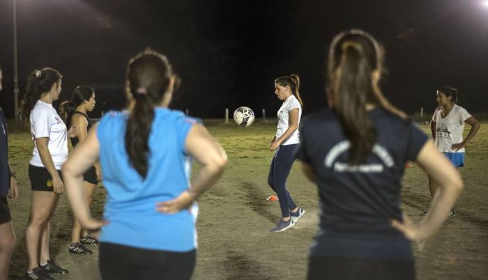 Entrenamiento del equipo femenino de Udelar, en las canchas de Montero en la rambla. Foto: Natalia Rovira. · Foto: Natalia Rovira