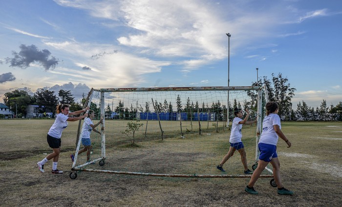 Entrenamiento del plantel femenino de Juventud de las Piedras, en el complejo de formativas. · Foto: Natalia Rovira