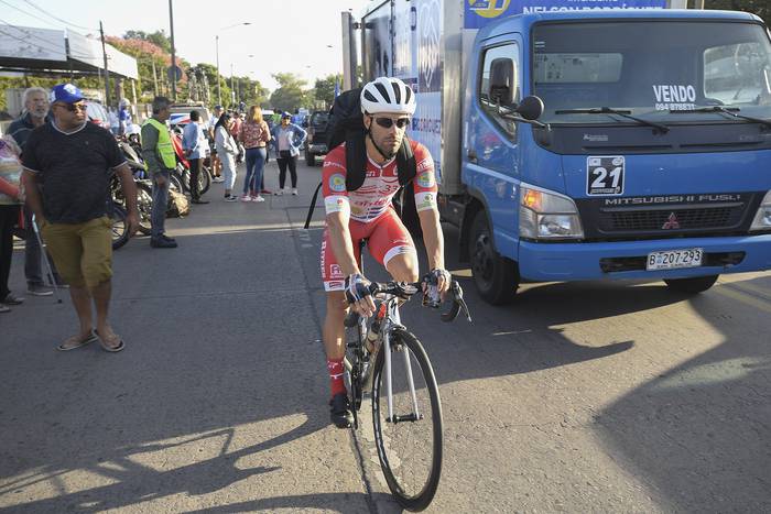 Pablo Anchieri, de la Federación Ciclista de Treinta y tres, previo a la largada de Rutas de América, el domingo, frente a la sede del Club Ciclista Fénix.  · Foto: Sandro Pereyra