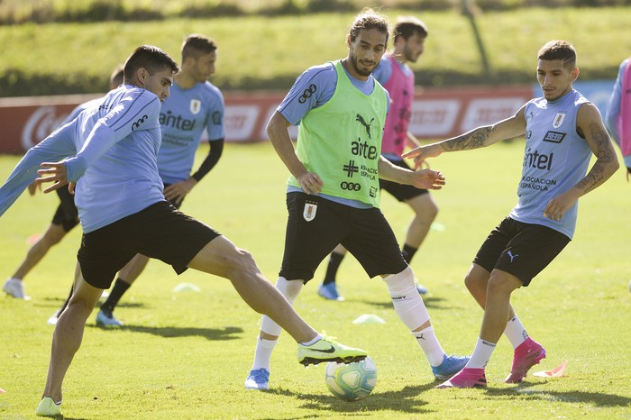 Maximiliano Gómez, Martín Cáceres y Lucas Torreira, ayer, en el Complejo Celeste. · Foto: Alessandro Maradei