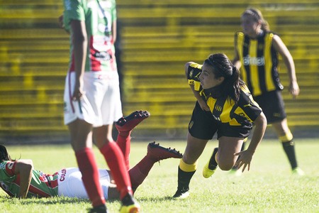 Ximena Velazco, de Peñarol, tras convertir ante Colón, en el estadio José Pedro Damiani. · Foto: Fernando Morán Ximena Velazco, de Peñarol, tras convertir ante Colón, en el estadio José Pedro Damiani. · Foto: Fernando Morán