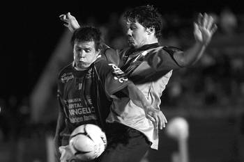 Martín Bordón, de Colonia, y Diego Silva, de Rocha, durante el partido por la novena Copa Nacional de Selecciones, en el estadio Mario Sobrero de Rocha. (archivo, marzo de 2012) Martín Bordón, de Colonia, y Diego Silva, de Rocha, durante el partido por la novena Copa Nacional de Selecciones, en el estadio Mario Sobrero de Rocha. (archivo, marzo de 2012)