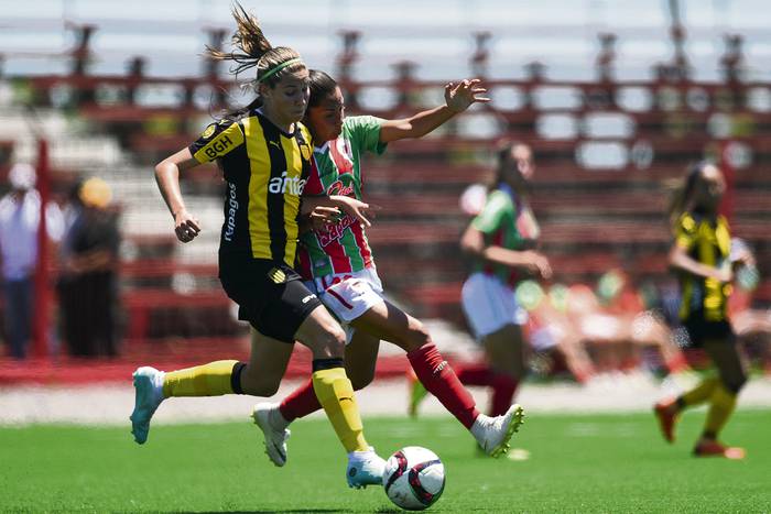 Daiana Farías, de Peñarol, y Crisbelis Abraham, de Colón, en la Final del Campeonato de Fútbol Femenino 2018, en el Complejo Rentistas. (archivo, diciembre de 2018) · Foto: Fernando Morán