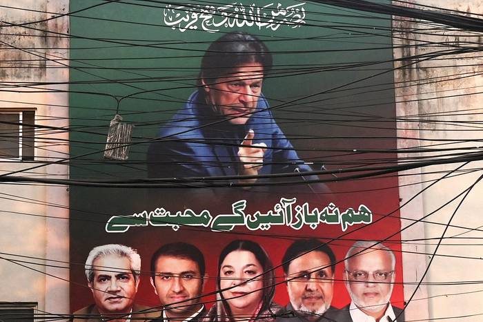Poster del ex primer ministro de Pakistán, Imran Khan, en Lahore el 18 de diciembre de 2023. · Foto: Arif Ali, AFP