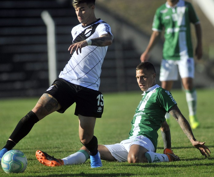 German Ferreyra, de Racing, y Maximilano Rodriguez, de Danubio, ayer, en el Estadio Jardines del Hipódromo.
 · Foto: Mariana Greif