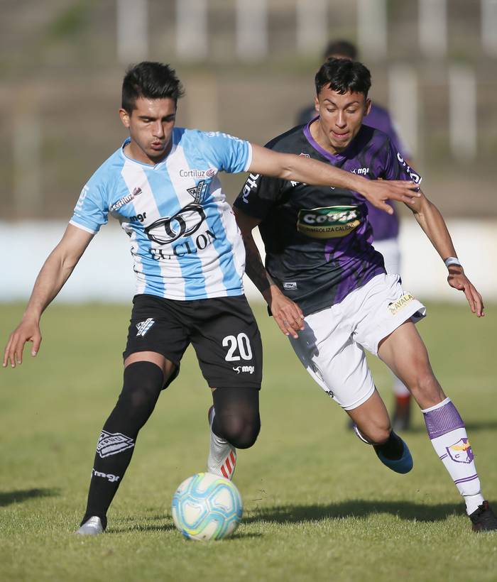 Rodrigo Izquierdo, de Cerro, e Ignacio Pereira, de Fánix, ayer, en el estadio Luis Tróccoli. · Foto: Mariana Greif