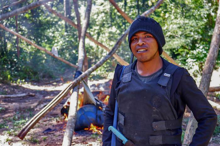 Paulo Paulino Guajajara, líder indígena del grupo "Guardianes del bosque", en territorio indígena Arariboia, estado de Maranhao, Brasil, en abril de 2019. 
Foto: Supervivencia Internacional, AFP
