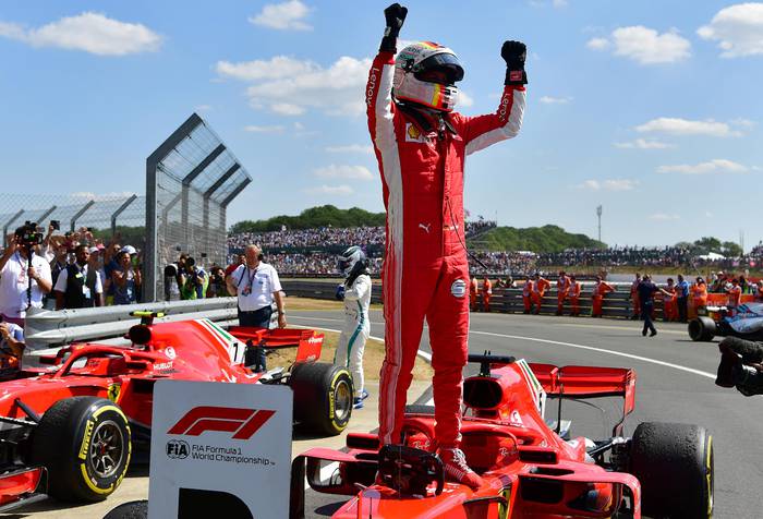 Sebastian Vettel festeja luego de ganar la Formula 1, ayer, en Silverstone. Foto: Andrej Isakovic, AFP