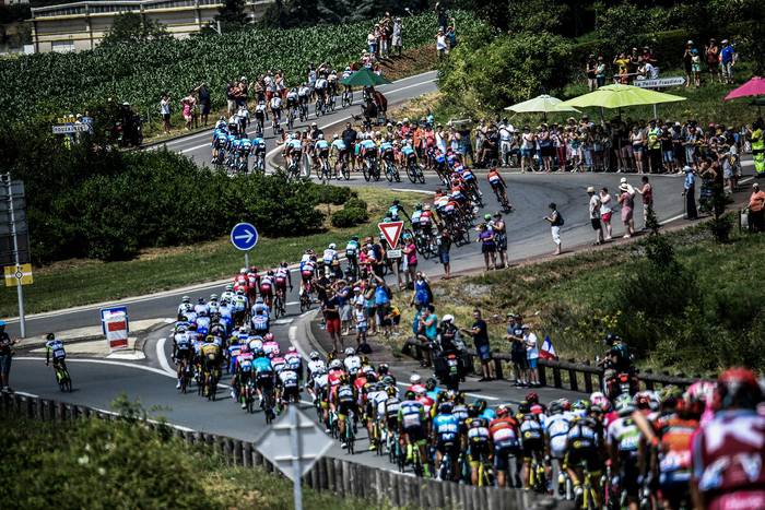 Tour de France, ayer, al oeste de Francia. Foto: Jeff Pachoud, AFP