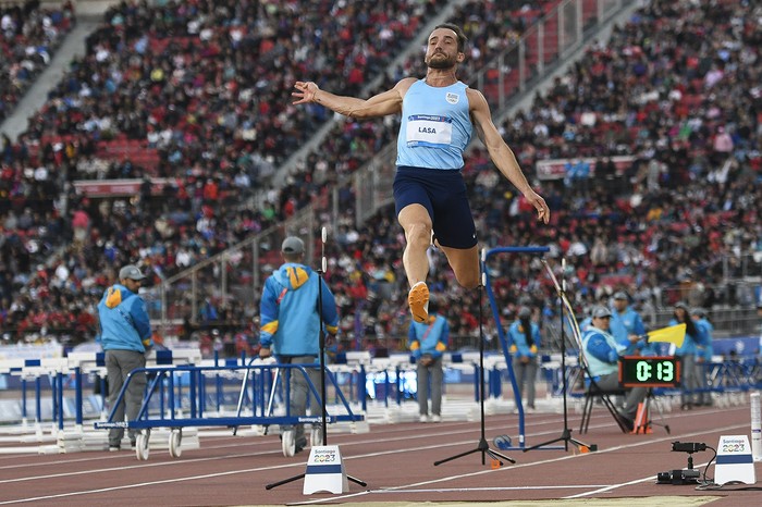 Emiliano Lasa, de Uruguay, durante la prueba salto largo en los Juegos Panamericanos Santiago 2023, el 31 de octubre en el Estadio Nacional Julio Martínez, en Chile. · Foto: Sandro Pereyra