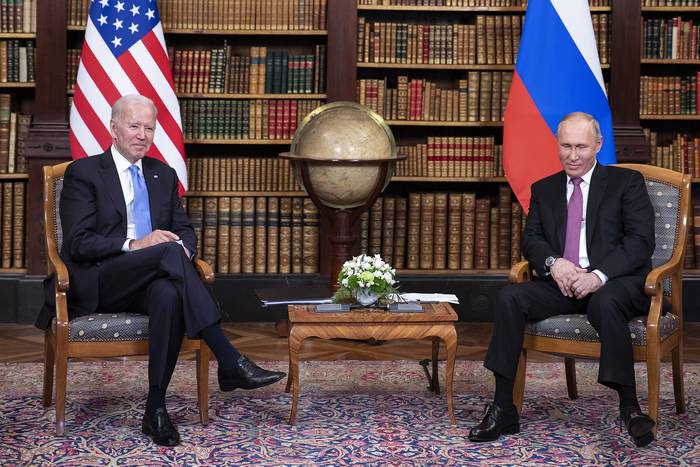 Joe Biden y Vladimir Putin, en Genova, Suiza. · Foto: AFP