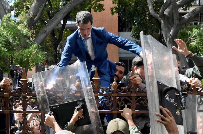 Juan Guaido intenta de llegar al edificio de la Asamblea Nacional, ayer, en Caracas. · Foto: Federico Parra, AFP