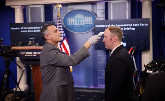 Personal de salud de la Casa Blanca controlan la temperatura de las personas en la sala de prensa de la Casa Blanca, ayer, en Washington.
 · Foto: Win McNamee, Getty Images, AFP
