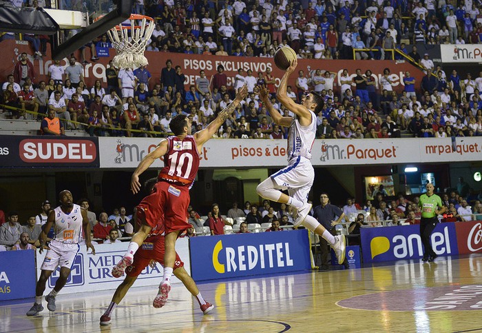 Matías De Gouveia, de Welcome, y Leandro Taboada, de Nacional, anoche, en el Palacio Peñarol.
 · Foto: Andrés Cuenca