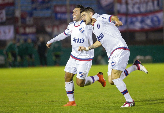 Tabaré Viudez y Luis Aguiar, festejan un gol de Nacional a Racing, anoche, en el estadio Centenario. · Foto: Andrés Cuenca