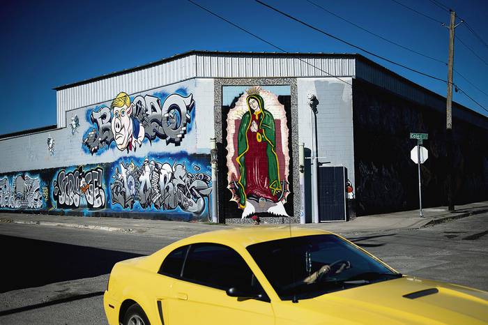 Mural con el presidente estadounidense Donald Trump y la Virgen María, ayer, en El Paso, Texas, Estados Unidos.
 · Foto: Brendan Smialowski