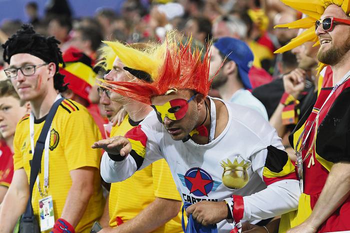 Hinchas belgas durante el partido entre Inglaterra y Bélgica, ayer, en el estadio de Kaliningrado.
 · Foto: Attila Kisbenedek