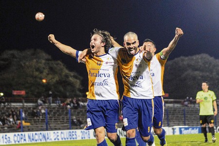 Gonzalo Angelo y Joaquín Espinosa festejan el segundo gol de Bella Vista a Deportivo Amanecer, el domingo, en el Parque Artigas de Paysandú. · Foto: Fernando Morán Gonzalo Angelo y Joaquín Espinosa festejan el segundo gol de Bella Vista a Deportivo Amanecer, el domingo, en el Parque Artigas de Paysandú. · Foto: Fernando Morán