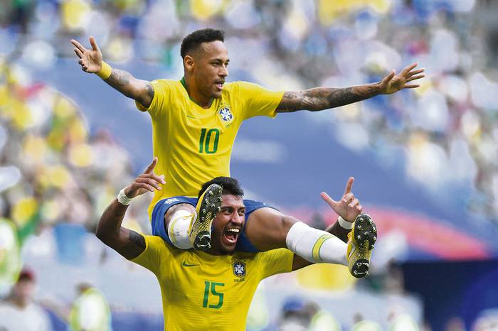Neymar y Paulinho, en el Samara Arena, el 2 de julio.
 · Foto: Fabrice Coffrini