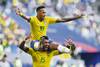Neymar y Paulinho, en el Samara Arena, el 2 de julio.
Neymar y Paulinho, en el Samara Arena, el 2 de julio.