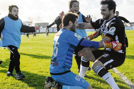 Fabio García y Eduardo Hernández, de Central, tras el último penal de la serie convertido por Hernández, a Río Negro, por la 15ª Copa Nacional de Clubes Divisional A, el domingo, en el estadio Casto Martínez Laguarda, en San José. · Foto: Fernando Morán Fabio García y Eduardo Hernández, de Central, tras el último penal de la serie convertido por Hernández, a Río Negro, por la 15ª Copa Nacional de Clubes Divisional A, el domingo, en el estadio Casto Martínez Laguarda, en San José. · Foto: Fernando Morán