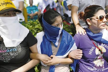 Militantes en la Catedral de Managua esperan la llegada de estudiantes de la Universidad Nacional Autónoma de Nicaragua.
· Foto: Marvin Recinos / AFP Militantes en la Catedral de Managua esperan la llegada de estudiantes de la Universidad Nacional Autónoma de Nicaragua.
· Foto: Marvin Recinos / AFP