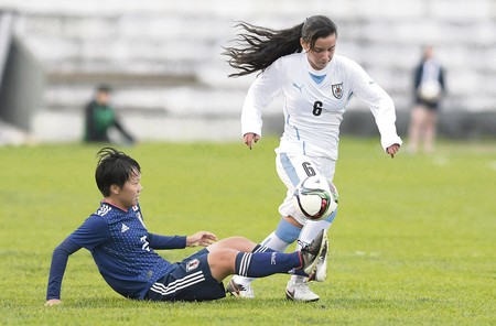Sharon López, de Uruguay, y Ibuki Nagae, de Japón, ayer, en Colonia. · Foto: Sandro Pereyra Sharon López, de Uruguay, y Ibuki Nagae, de Japón, ayer, en Colonia. · Foto: Sandro Pereyra