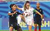 Sana Daoudi, de Francia, y Maite Oroz, de España, ayer, en el estadio La Rabine en Vannes, Francia.
Sana Daoudi, de Francia, y Maite Oroz, de España, ayer, en el estadio La Rabine en Vannes, Francia.