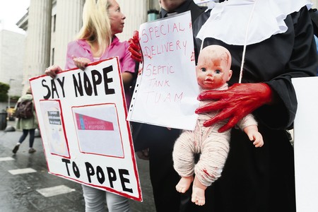 Manifestación contra el abuso clerical y la visita del papa Francisco, ayer, en Dublín.
· Foto: Paul Faith Manifestación contra el abuso clerical y la visita del papa Francisco, ayer, en Dublín.
· Foto: Paul Faith