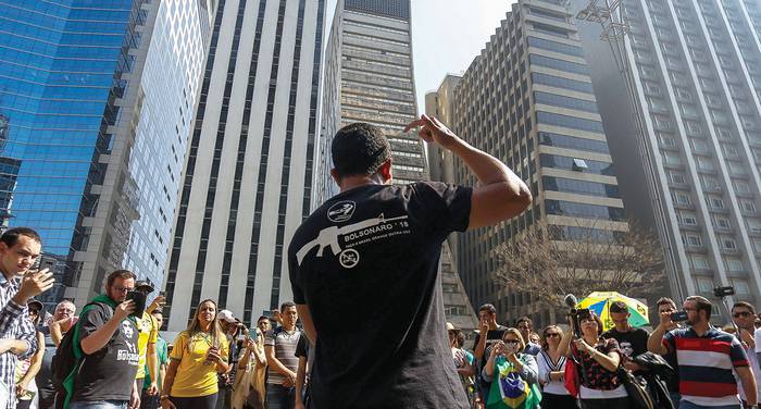 Partidarios del candidato Jair Bolsonaro durante una manifestación, ayer, en la avenida Paulista, en San Pablo, Brasil.
 · Foto: Miguel Schincariol