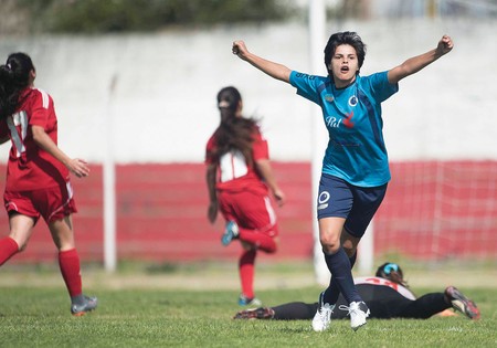 Martha Figueredo, de Arachanas, de Melo, festeja un gol a Nacional, de Florida, en el partido de ida de las semifinales de la 16a Copa Nacional de Fútbol Femenino, el domingo, en el estadio Campeones Olímpicos, en Florida. · Foto: Fernando Morán Martha Figueredo, de Arachanas, de Melo, festeja un gol a Nacional, de Florida, en el partido de ida de las semifinales de la 16a Copa Nacional de Fútbol Femenino, el domingo, en el estadio Campeones Olímpicos, en Florida. · Foto: Fernando Morán