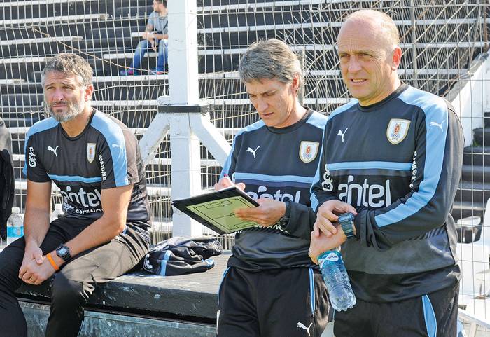 Carlos Nicola, Gustavo Ferreira y Fabián Coito, previo al partido con Argentina sub 20, en Jardines del Hipódromo (archivo, agosto de 2018). · Foto: Sandro Pereyra