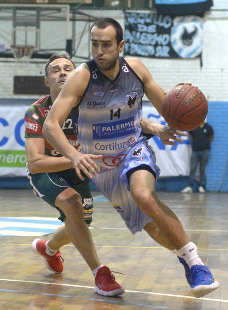 Federico Bavosi, de Aguada, y Mateo Pose, de Atenas, el martes, en la cancha de Atenas. · Foto: Andrés Cuenca Federico Bavosi, de Aguada, y Mateo Pose, de Atenas, el martes, en la cancha de Atenas. · Foto: Andrés Cuenca