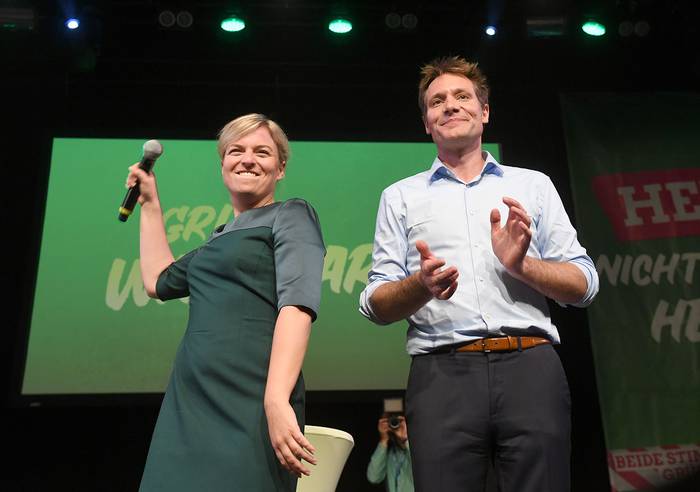 Los principales candidatos del partido ecologista Los Verdes de Baviera, Katharina Schulze y Ludwig Hartmann, ayer, en los festejos después de las elecciones estatales de Baviera, en Múnich, al sur de Alemania.
 · Foto: Christof Stache