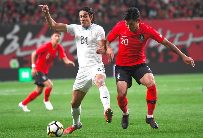 Edinson Cavani, de Uruguay, y Jang Hyun-soo, de Corea del Sur, el 12 de octubre, en Seúl.
 · Foto: Jung Yeon-Je