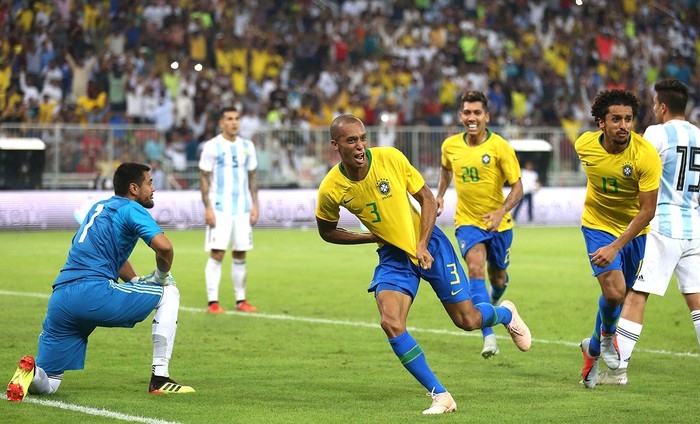 Miranda festeja el gol de Brasil a Argentina, ayer, en el estadio King Abdullah, en Jeddah, Arabia Saudita. · Foto: Sin dato de autor