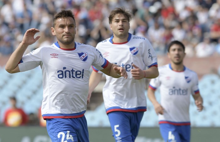 Gonzalo Bergessio, Rafael García y Jorge Fucile, de Nacional, el sábado, en el estadio Centenario. · Foto: Sandro Pereyra