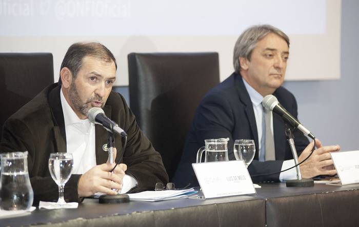 Luis de Melo, presidente de ONFI, y Fernando Cáceres, secretario nacional de Deportes, ayer, en el Museo del Fútbol. · Foto: Federico Gutiérrez