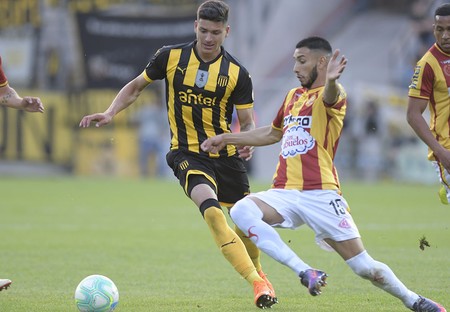 Darwin Núñez, de Peñarol y Emilio Zeballos, de Progreso, en el estadio Campeón del Siglo. · Foto: Sandro Pereyra Darwin Núñez, de Peñarol y Emilio Zeballos, de Progreso, en el estadio Campeón del Siglo. · Foto: Sandro Pereyra