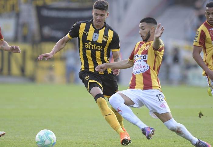 Darwin Núñez, de Peñarol y Emilio Zeballos, de Progreso, en el estadio Campeón del Siglo.  · Foto: Sandro Pereyra
