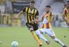 Darwin Núñez, de Peñarol y Emilio Zeballos, de Progreso, en el estadio Campeón del Siglo. · Foto: Sandro Pereyra Darwin Núñez, de Peñarol y Emilio Zeballos, de Progreso, en el estadio Campeón del Siglo. · Foto: Sandro Pereyra
