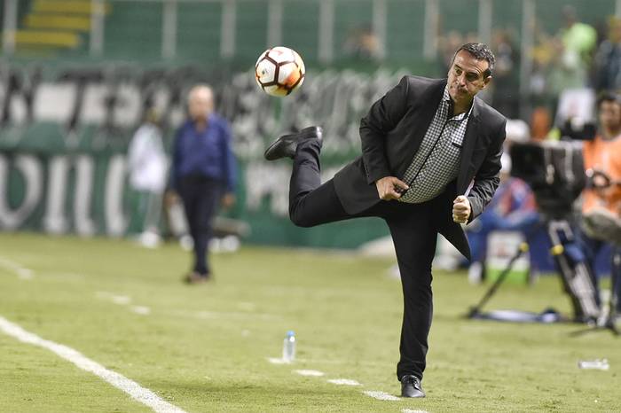 Guillermo Sanguinetti, entrenador de Independiente Santa Fe, de Colombia, durante un partido contra el Deportivo Cali, el 30 de octubre.
· Foto: Luis Robayo Guillermo Sanguinetti, entrenador de Independiente Santa Fe, de Colombia, durante un partido contra el Deportivo Cali, el 30 de octubre.
· Foto: Luis Robayo