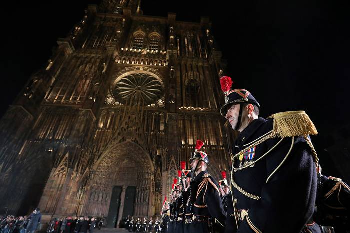 Guardias republicanos franceses, frente a la catedral de Notre-Dame en Estrasburgo, en el este de Francia.
 · Foto: Ludovic Marin