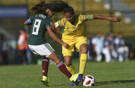 Nicole Pérez, de México, y Chelsea Daniels, de Sudáfrica, en el debut en la Copa Mundial Femenina sub 17 Uruguay 2018, ayer, en el estadio Domingo Burgueño, en Maldonado. · Foto: Fernando Morán Nicole Pérez, de México, y Chelsea Daniels, de Sudáfrica, en el debut en la Copa Mundial Femenina sub 17 Uruguay 2018, ayer, en el estadio Domingo Burgueño, en Maldonado. · Foto: Fernando Morán